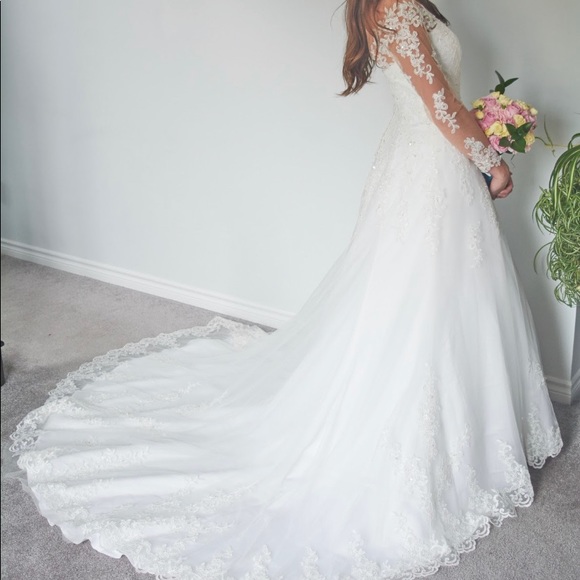 Gown with lace illusion sleeves - Picture 3 of 6